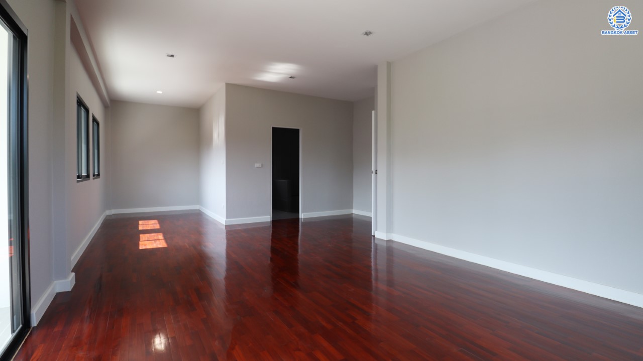 บ้านมือสองตกแต่งใหม่ ม.ราชพฤกษ์ บางบอน4 หลังมุม ตกแต่งหรูหรา ดีไซน์ Classic เนื้อที่ 103.1 ตร.ว. ฟังก์ชัน 3 ห้องนอน 3 ห้องน้ำ จอดรถได้ 4 คัน พื้นที่สนามหญ้าด้านข้างกว้างกว่า 242 ตร.ม. บนทำเลศักยภาพ เชื่อมต่อหลายเส้นทาง ใกล้เดอะมอลล์บางแค จุดขึ้นทางด่วน "เพชรเกษม" และรถไฟฟ้าสายสีน้ำเงิน "สถานีหลักสอง"